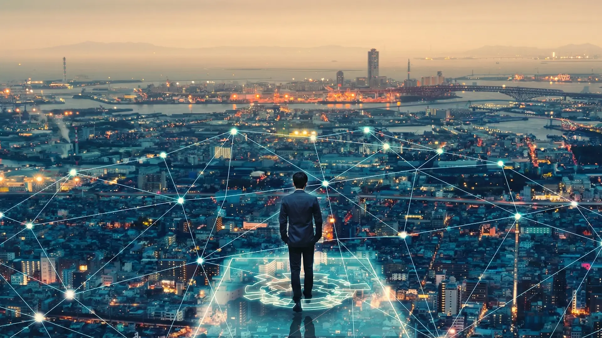 Executive blickt auf vernetzte Stadt bei Nacht