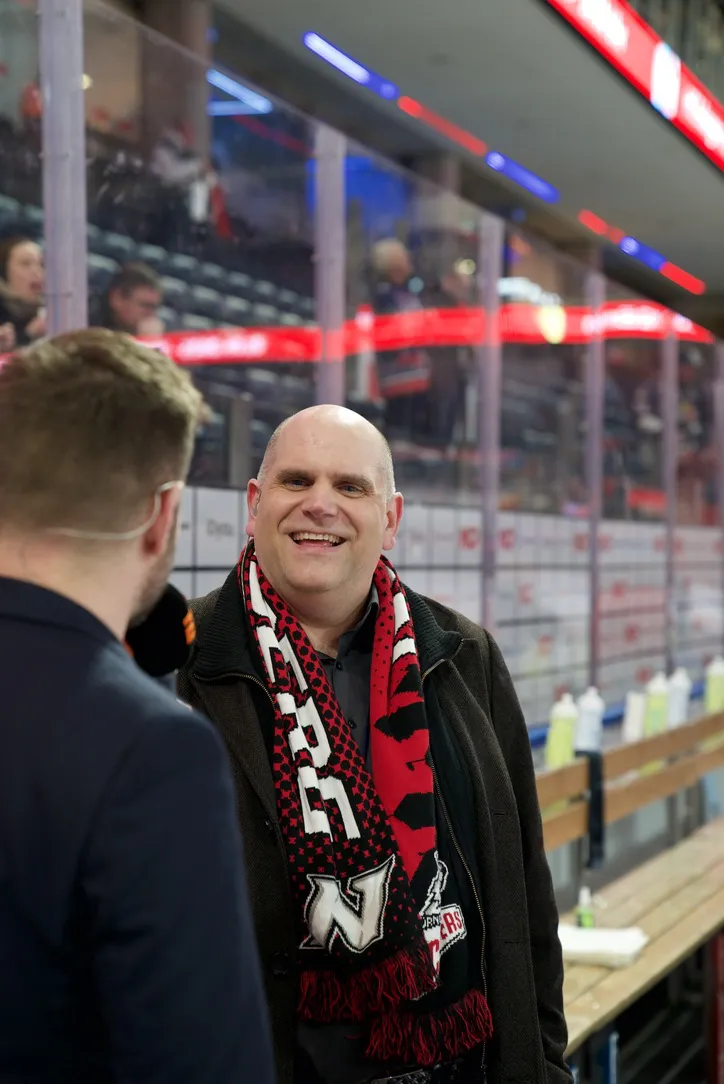 Silbury im Gespräch im Tigerkäfig der Nürnberg Ice Tigers